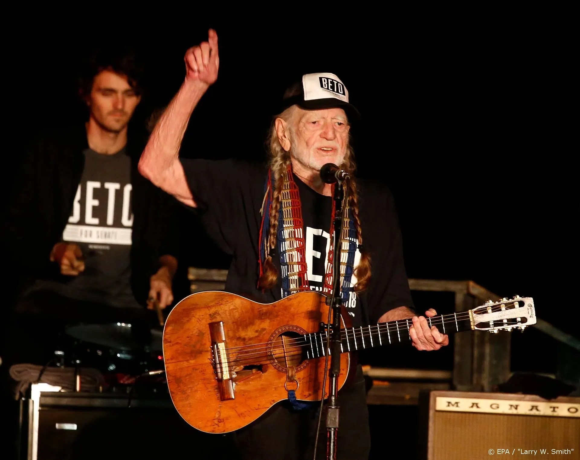 Door Willie Nelson gesigneerde mondkapjes geveild