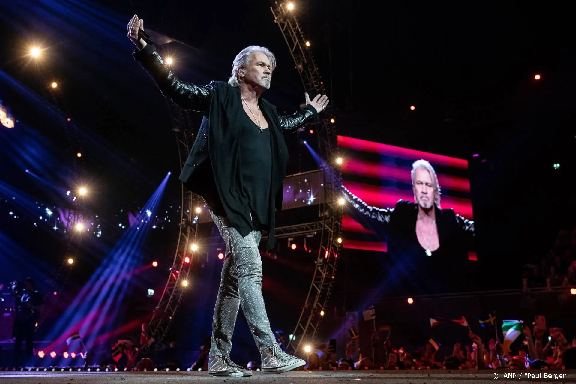 Presentatietrio opent Shine a Light zingend met Johnny Logan