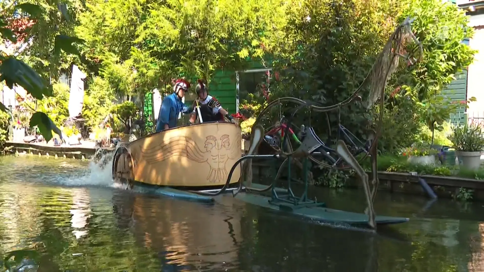Benno uit Wormerveer vaart Romeinse strijdwagen tijdens SAIL