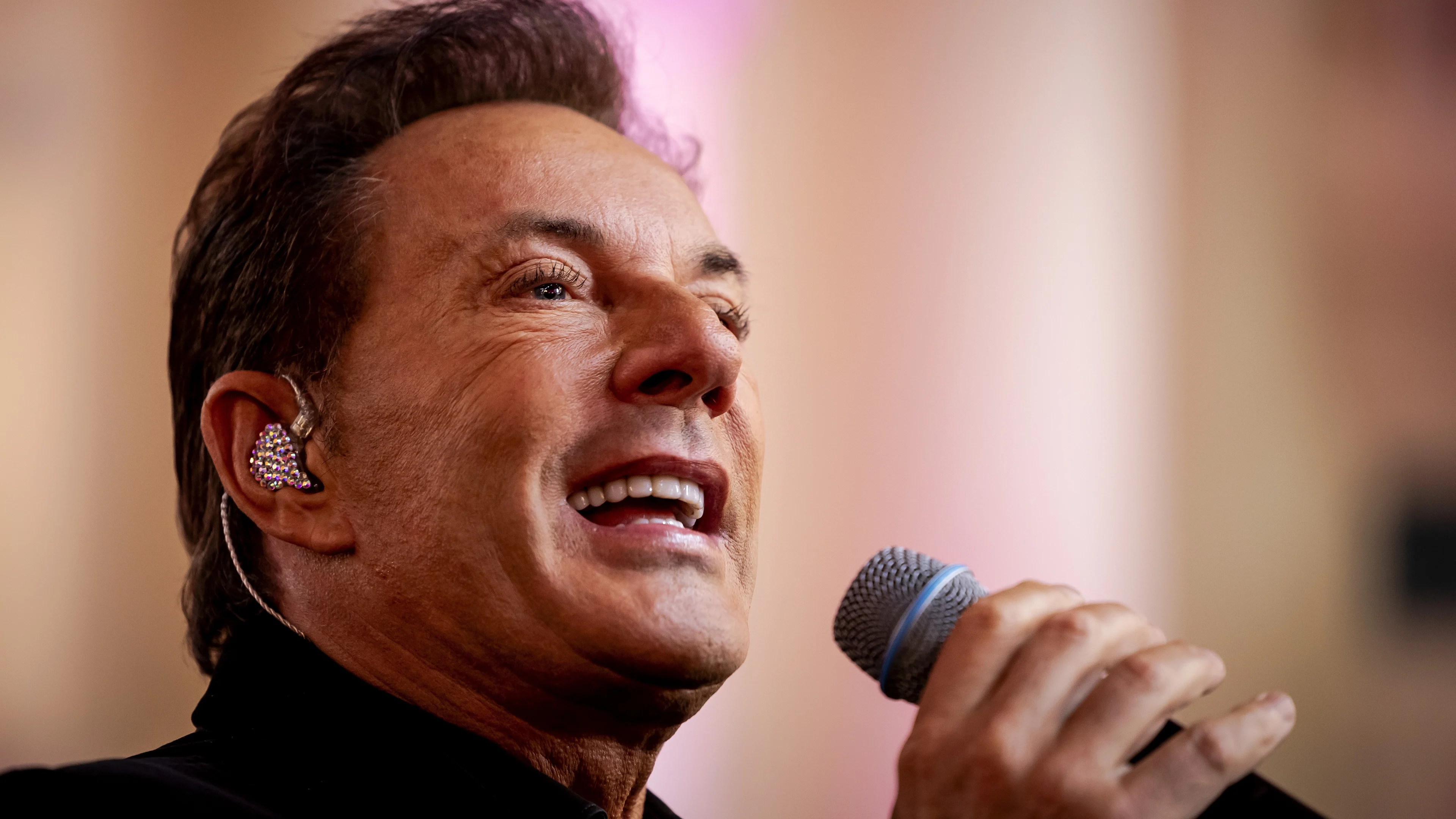 'Gerard Joling lijkt door facelift weer op eigen wassen beeld'