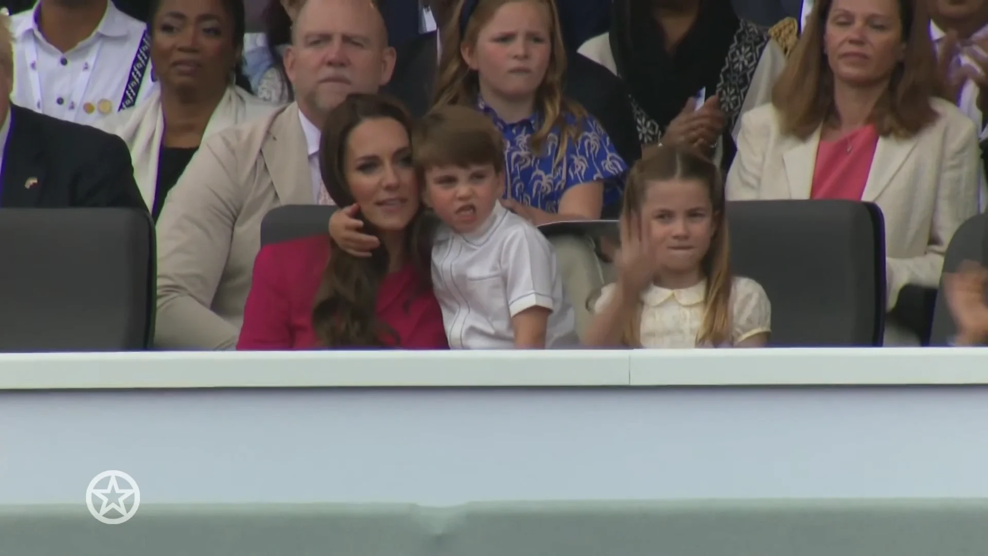 ZIEN: Prins Louis steelt opnieuw de show