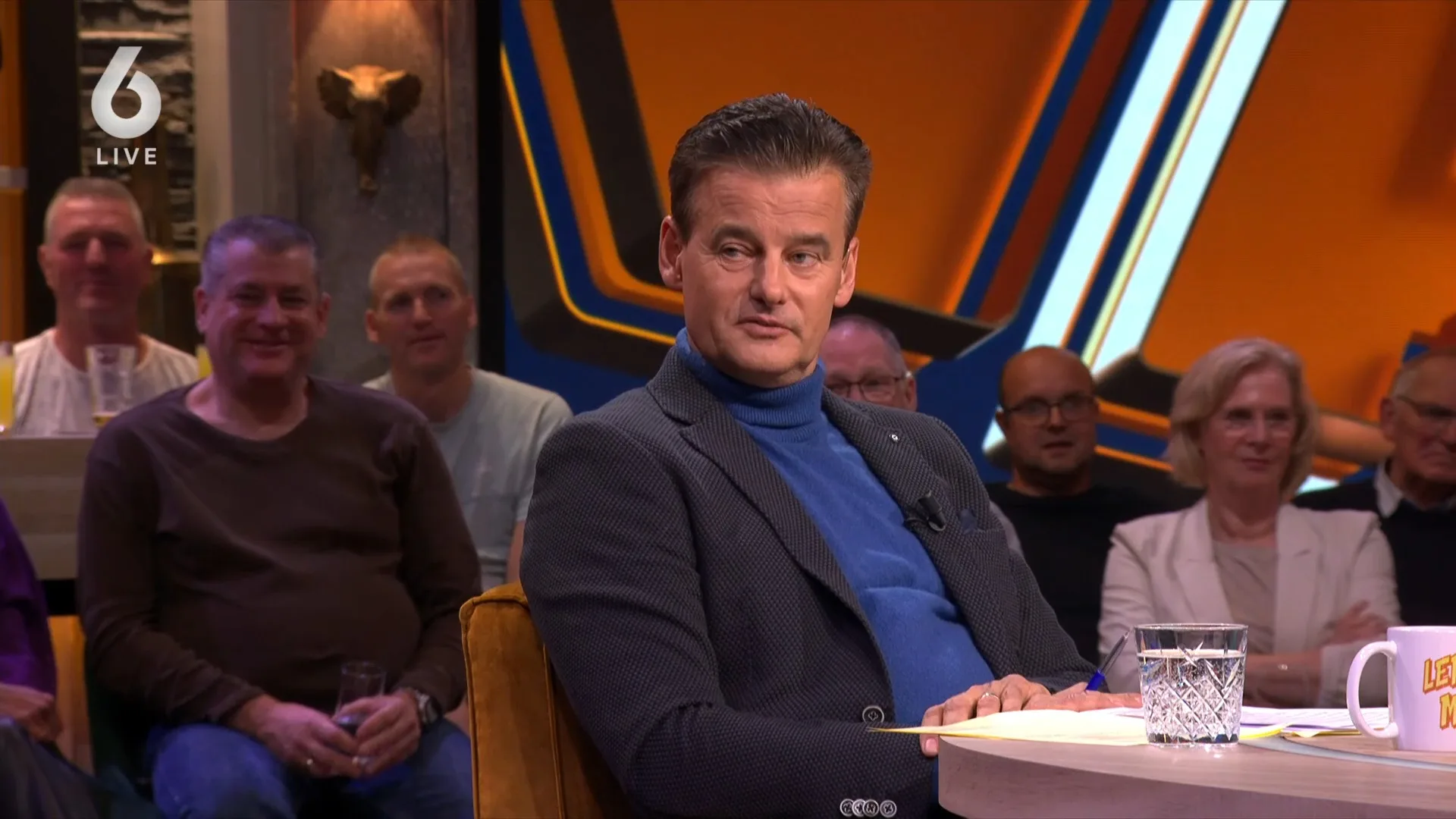 Waarom liep Johan Derksen nou boos weg van tafel? (Vandaag Inside)