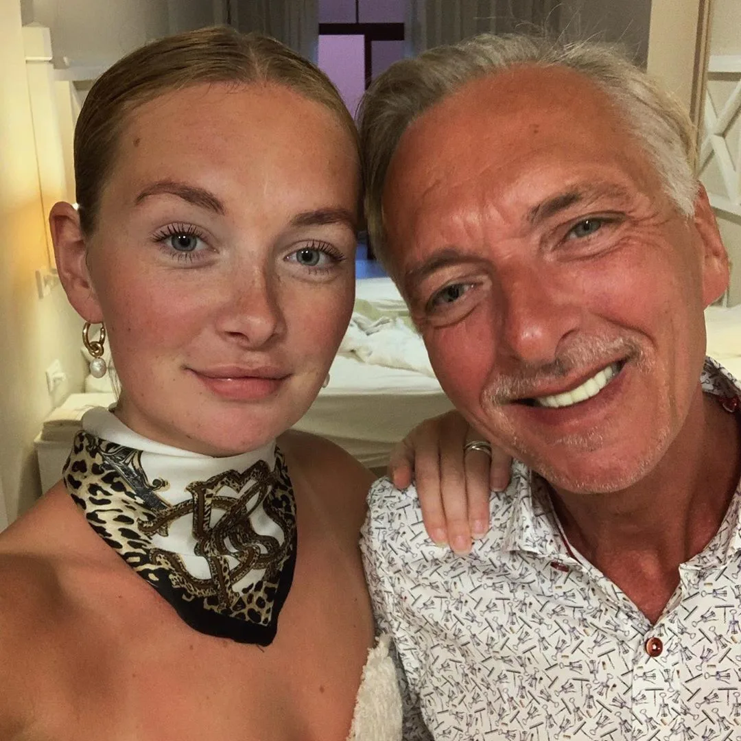 ZIEN: Maxime haalt goede grap uit bij Martien