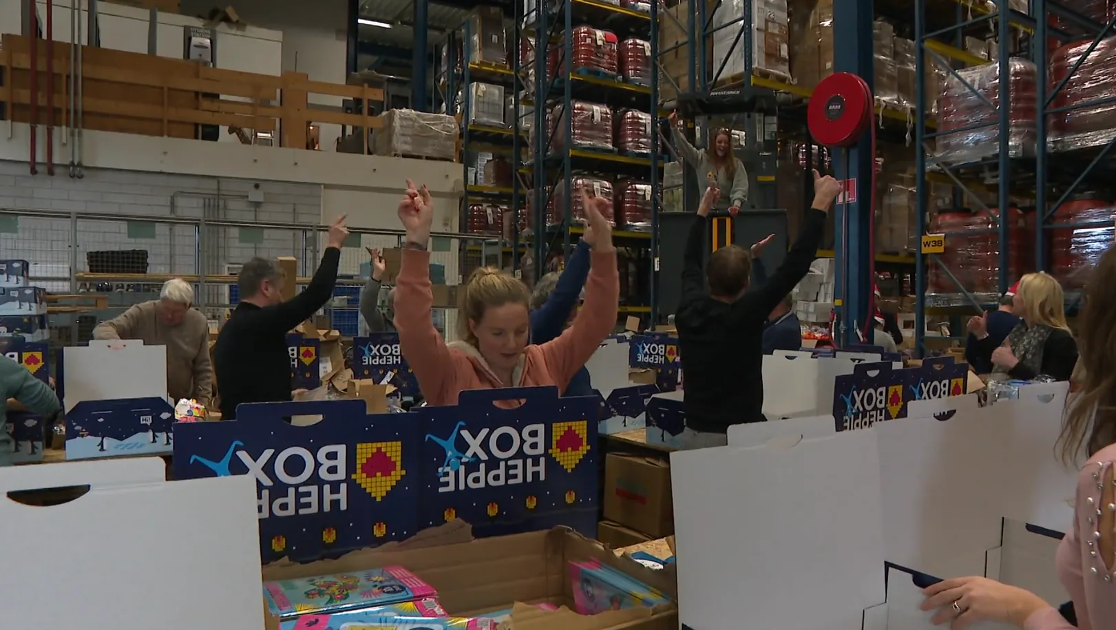 Inge de Bruijn pakt speciale kerstboxen in