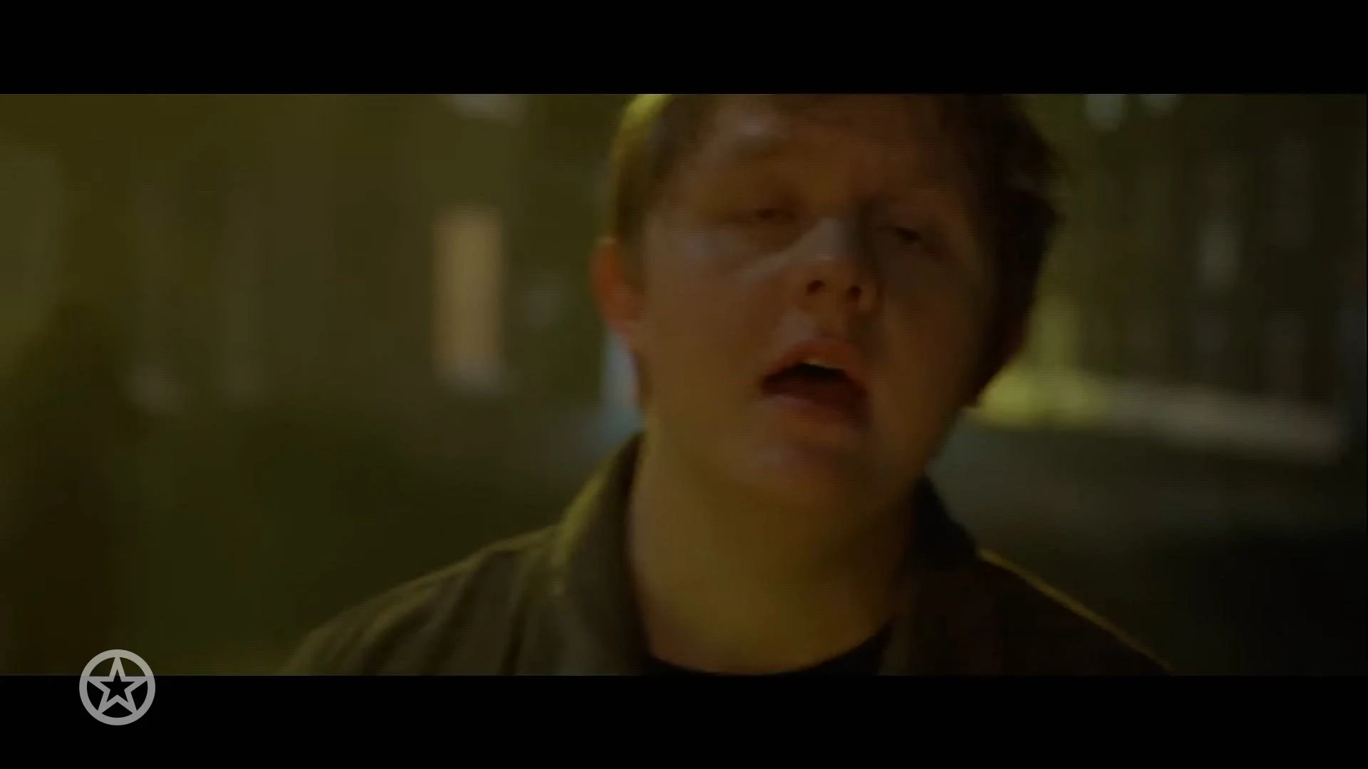 Lewis Capaldi maakt opvallende comeback na gezondheidsproblemen.