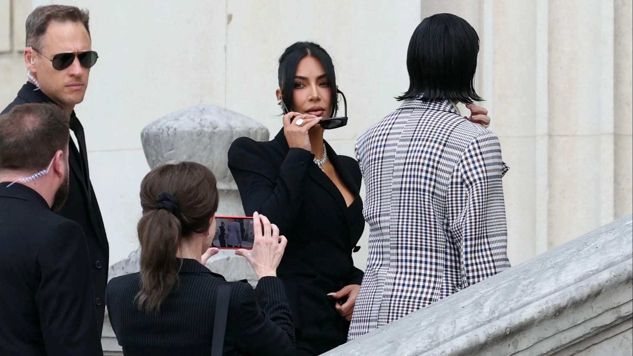 Kim Kardashian aangekomen bij rechtbank in Parijs