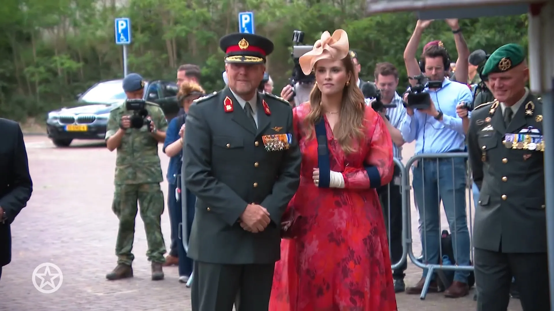 Amalia met arm in sling bij militaire ceremonie in Amersfoort
