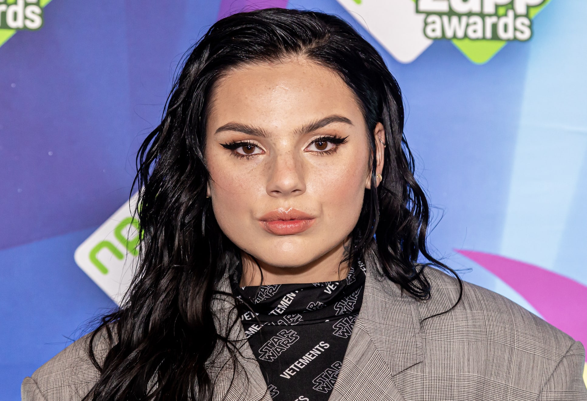 Famke Louise heeft ongeluk met paard