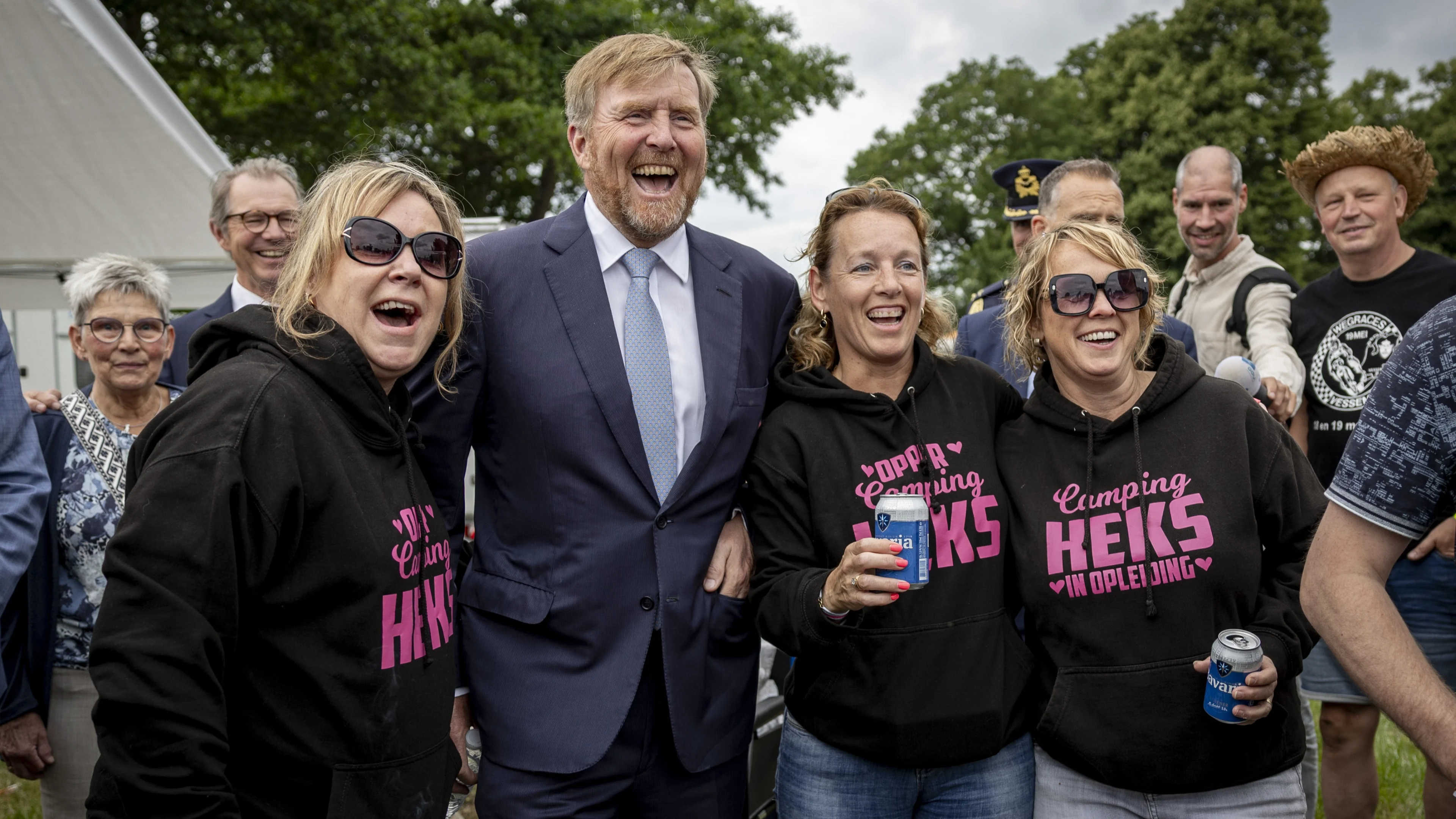 Koning Willem-Alexander poseert met 'campingheksen'