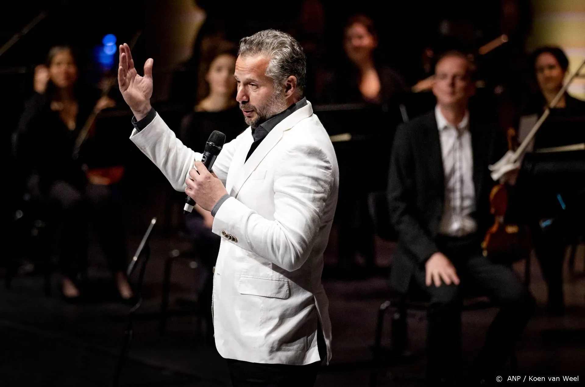 Tijl Beckand maakt indruk als dirigent Residentie Orkest