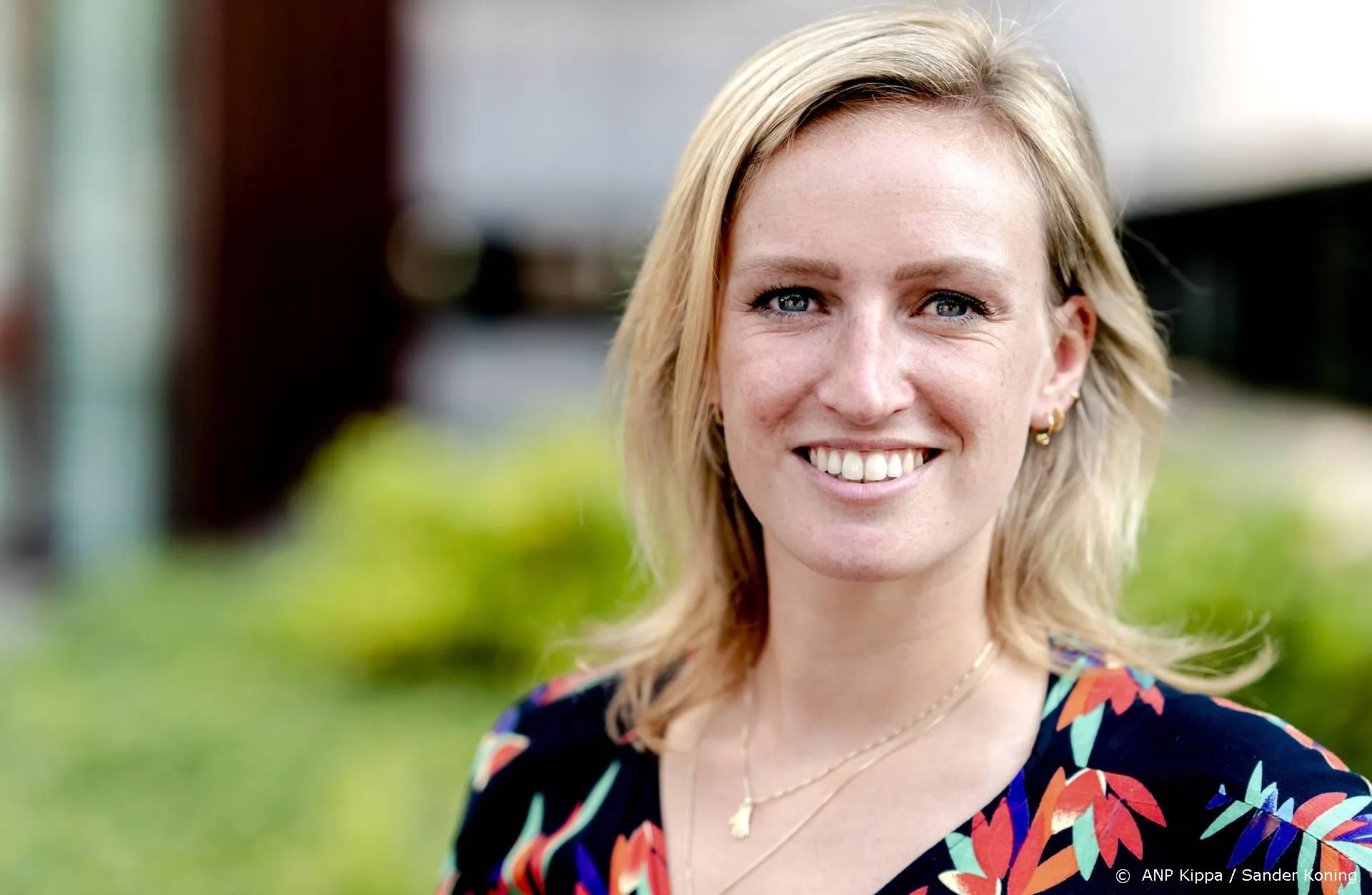 WNL-presentatrice Nikki Herr krijgt tijdens uitzending bloedneus