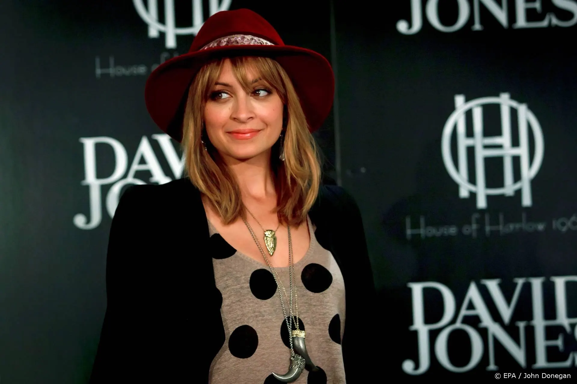 Haar jarige Nicole Richie vat vlam