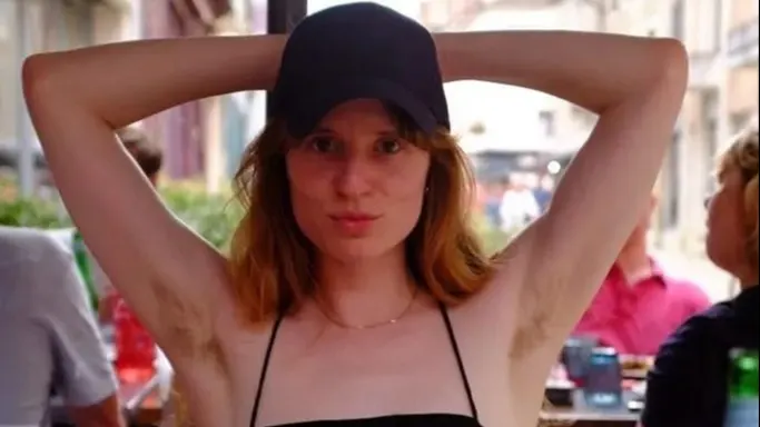 Zangeres Merol laat okselhaar staan: 'Mooi, wild en hot'