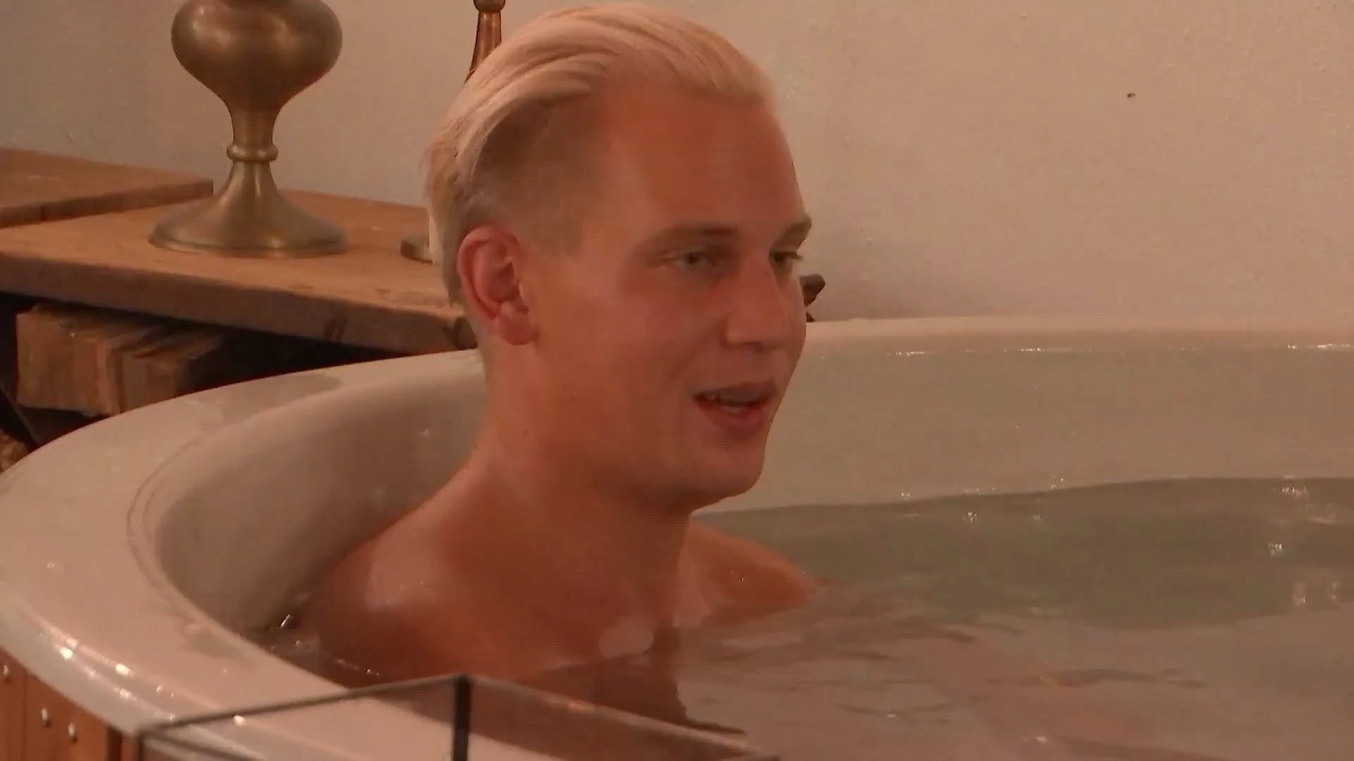 Lang Leve de Liefde jacuzzi scene