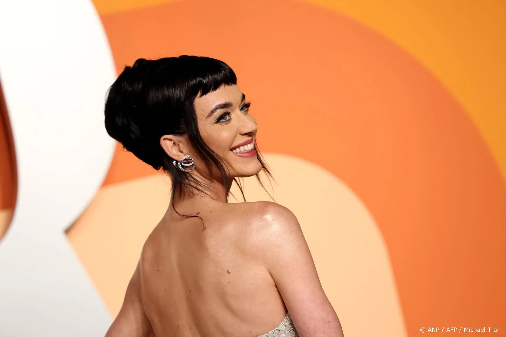 ZIEN: Katy Perry trakteert honderden fans op happy hour in nachtclub