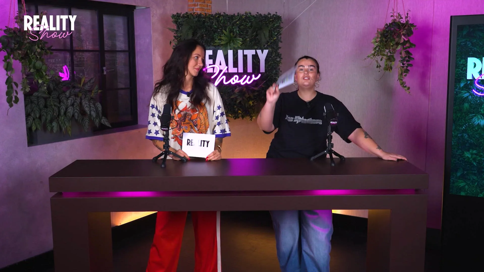 Julia en Sophie haken in op Leslie die terugblikt op haar avontuur in De Verraders