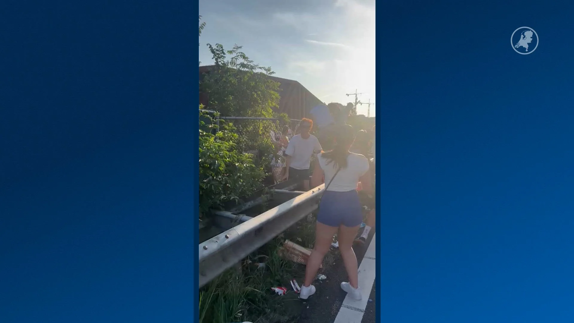 Mensen klimmen over de hekken bij Festival op de Ring