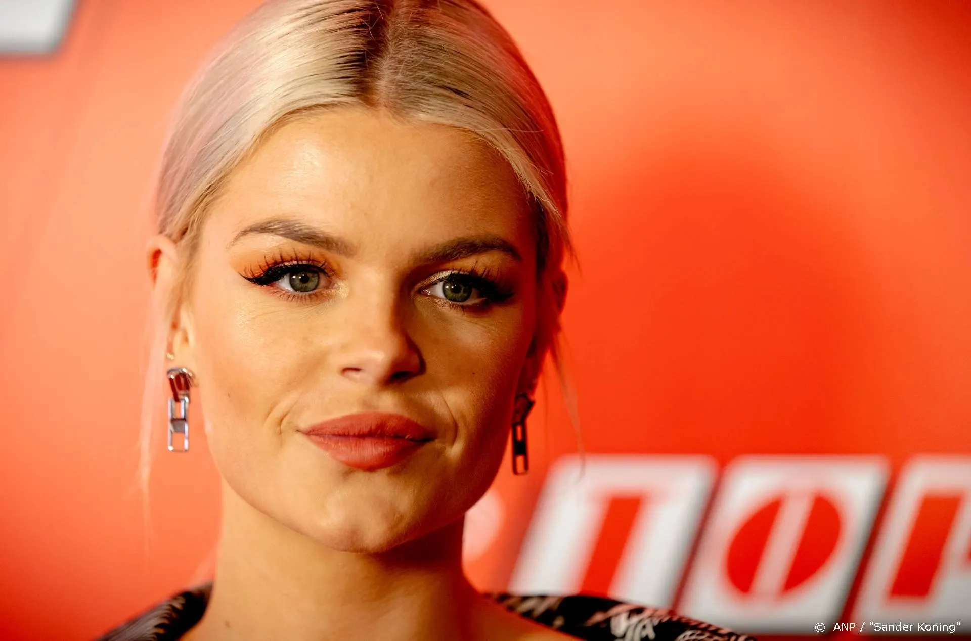 Davina Michelle en Sam Feldt op podium tijdens Formule 1