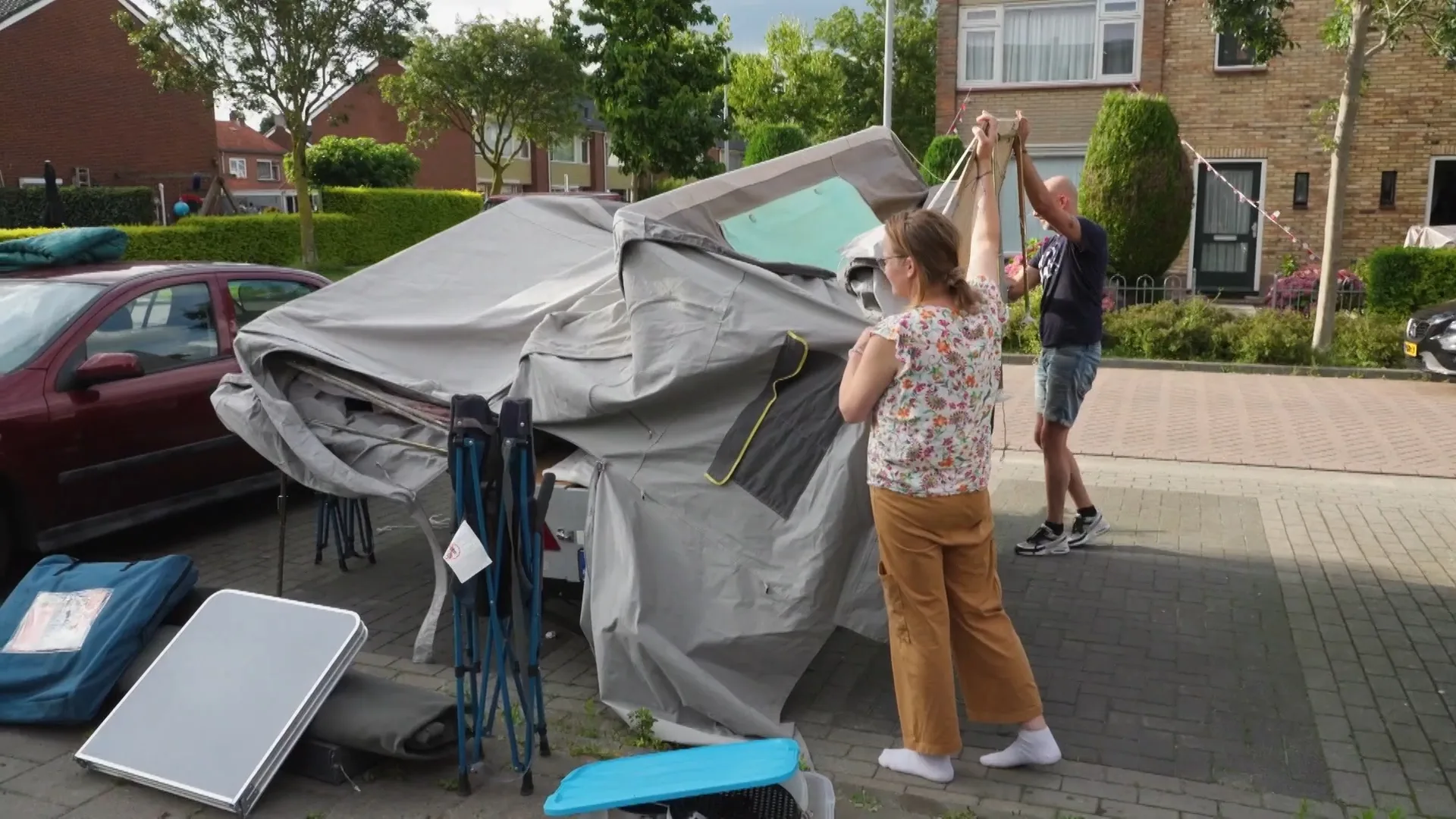 Familie krijgt vouwwagen amper ingeklapt door hoeveelheid spullen