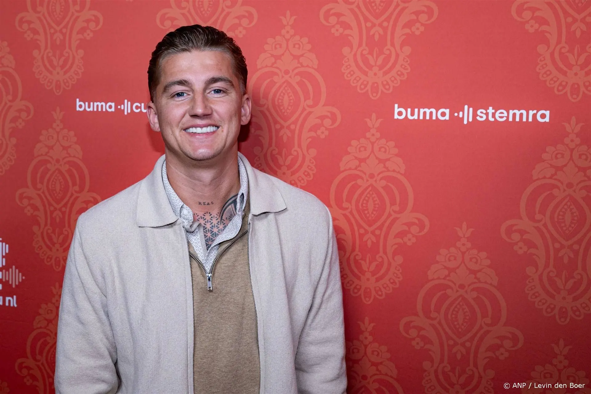 Mart Hoogkamer 'gesloopt' en 'smoorverliefd' na geboorte dochtertje