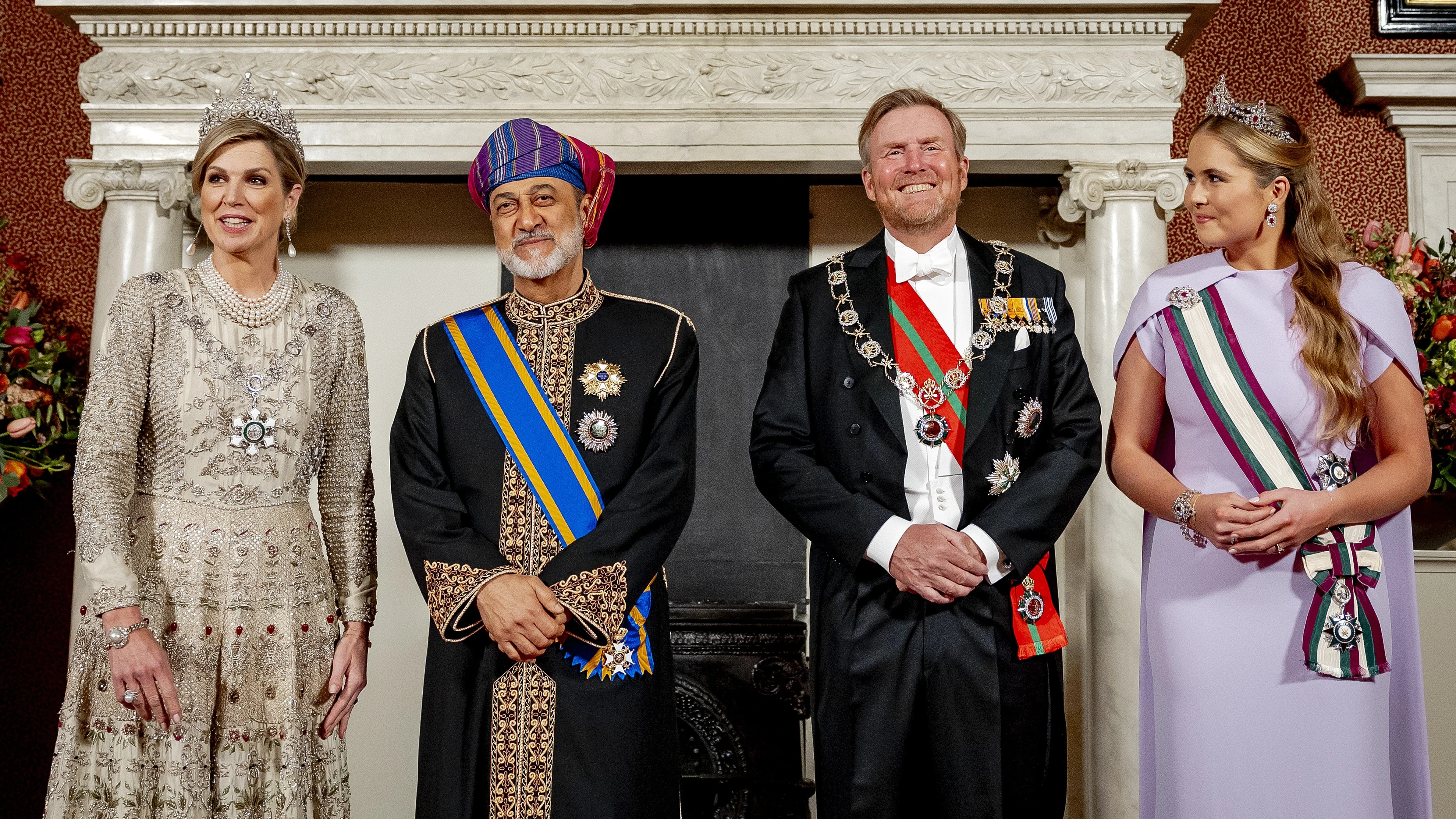 Máxima en Amalia stralen tijdens staatsbezoek: 'Geen blote buik!'