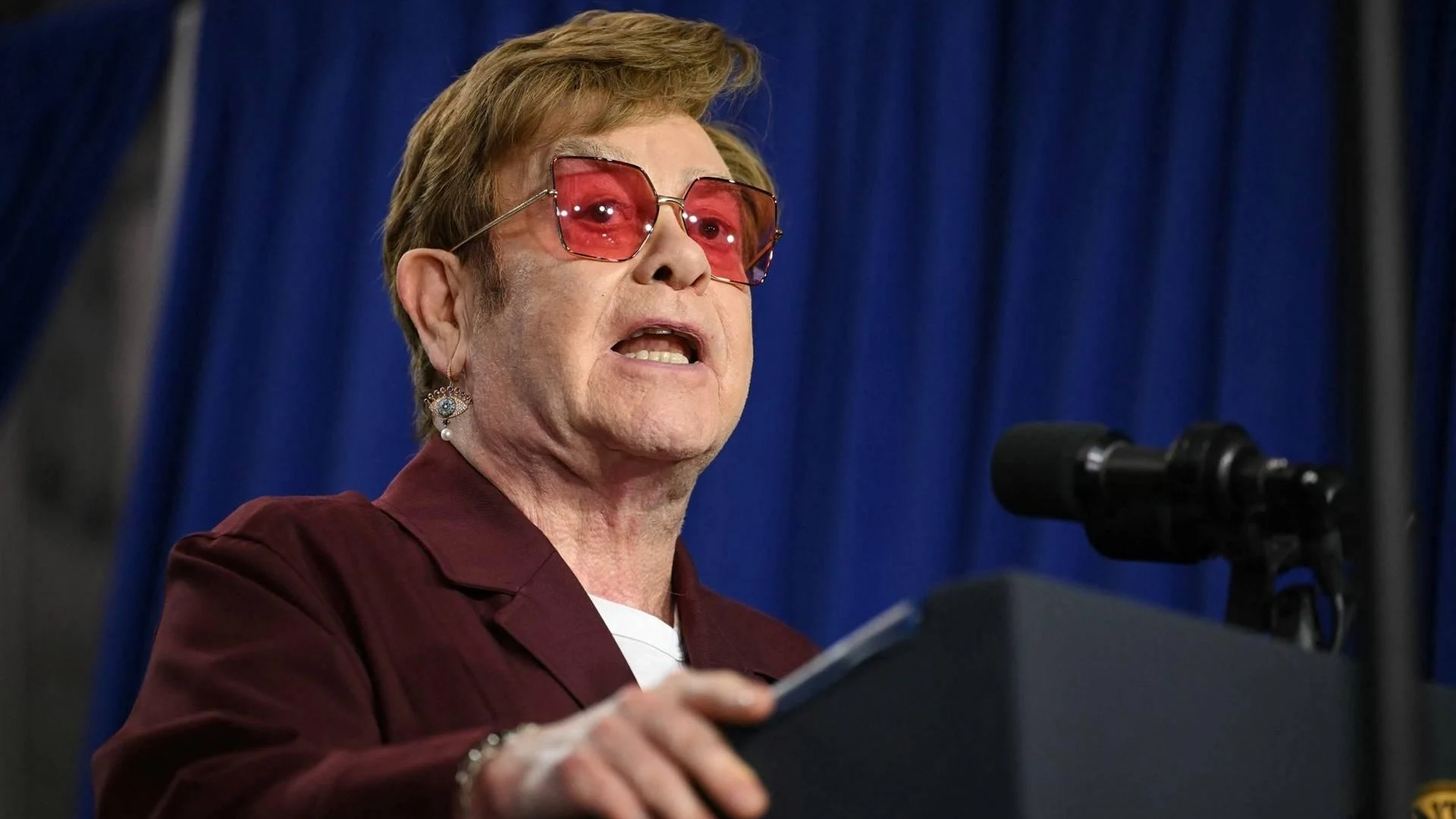 Elton John doet heftige onthulling