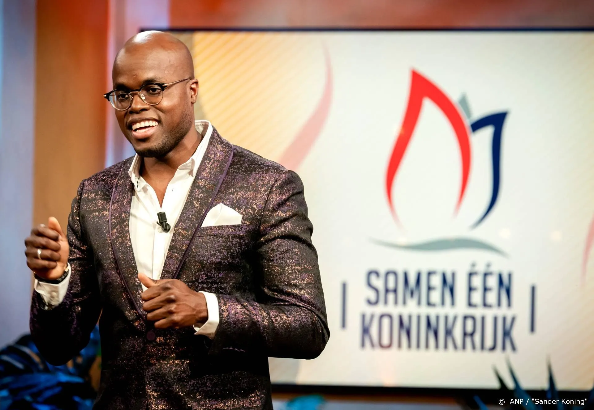 Jandino haalt bijna 1,2 miljoen op met benefiet