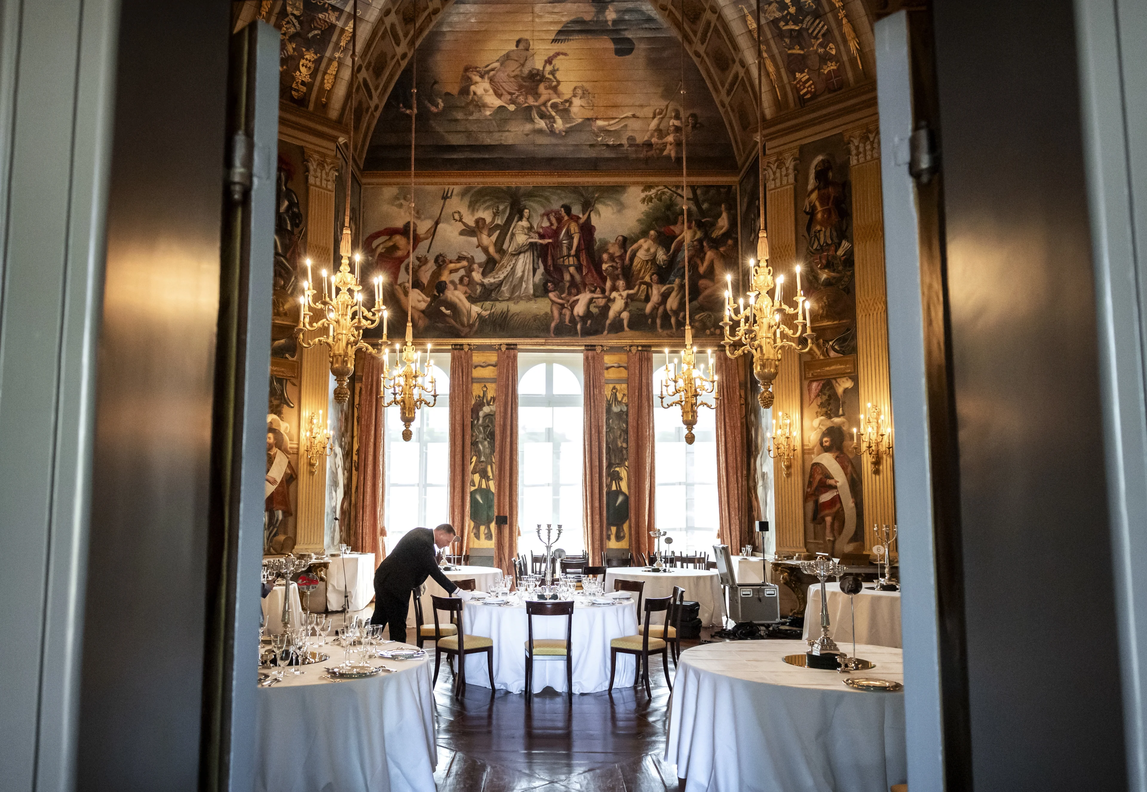 ZIEN: Wereldleiders worden in de watten gelegd bij NAVO-diner