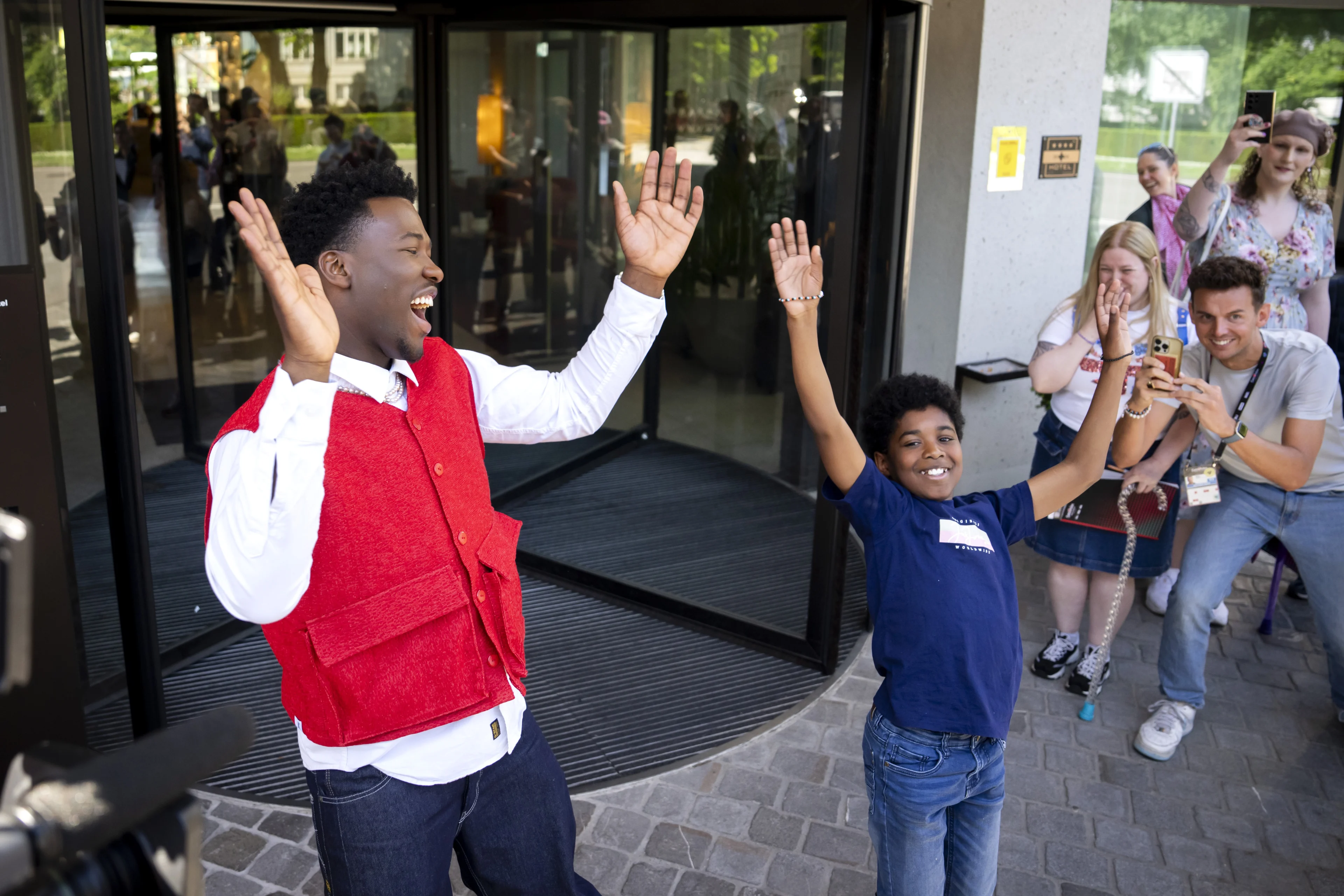 Claude neemt 'verrassing' mee tijdens uitzwaaimoment