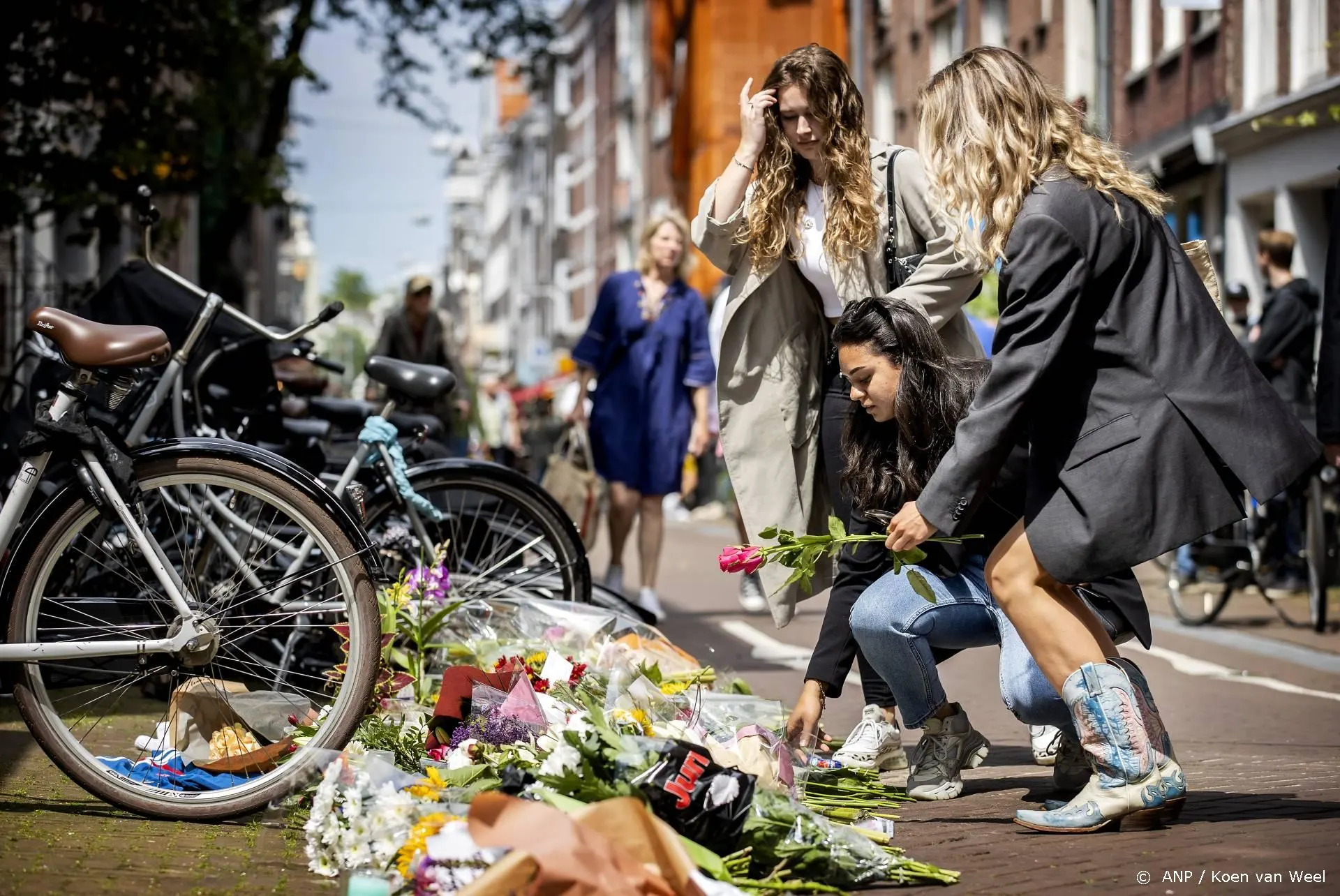 Dranghekken bij bloemen voor Peter R. de Vries