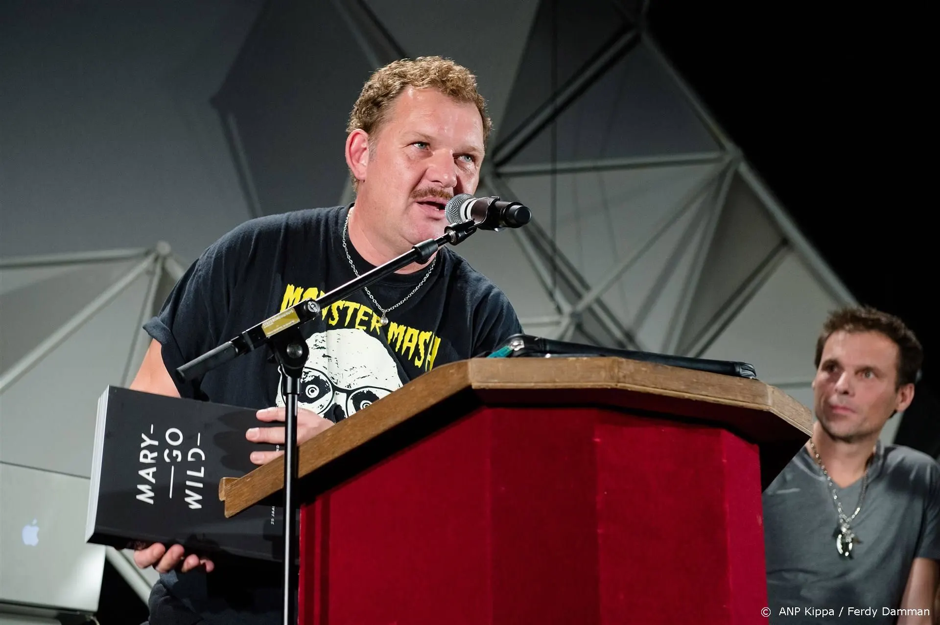 Joost van Bellen uitgescholden, echtgenoot in gezicht gespuugd