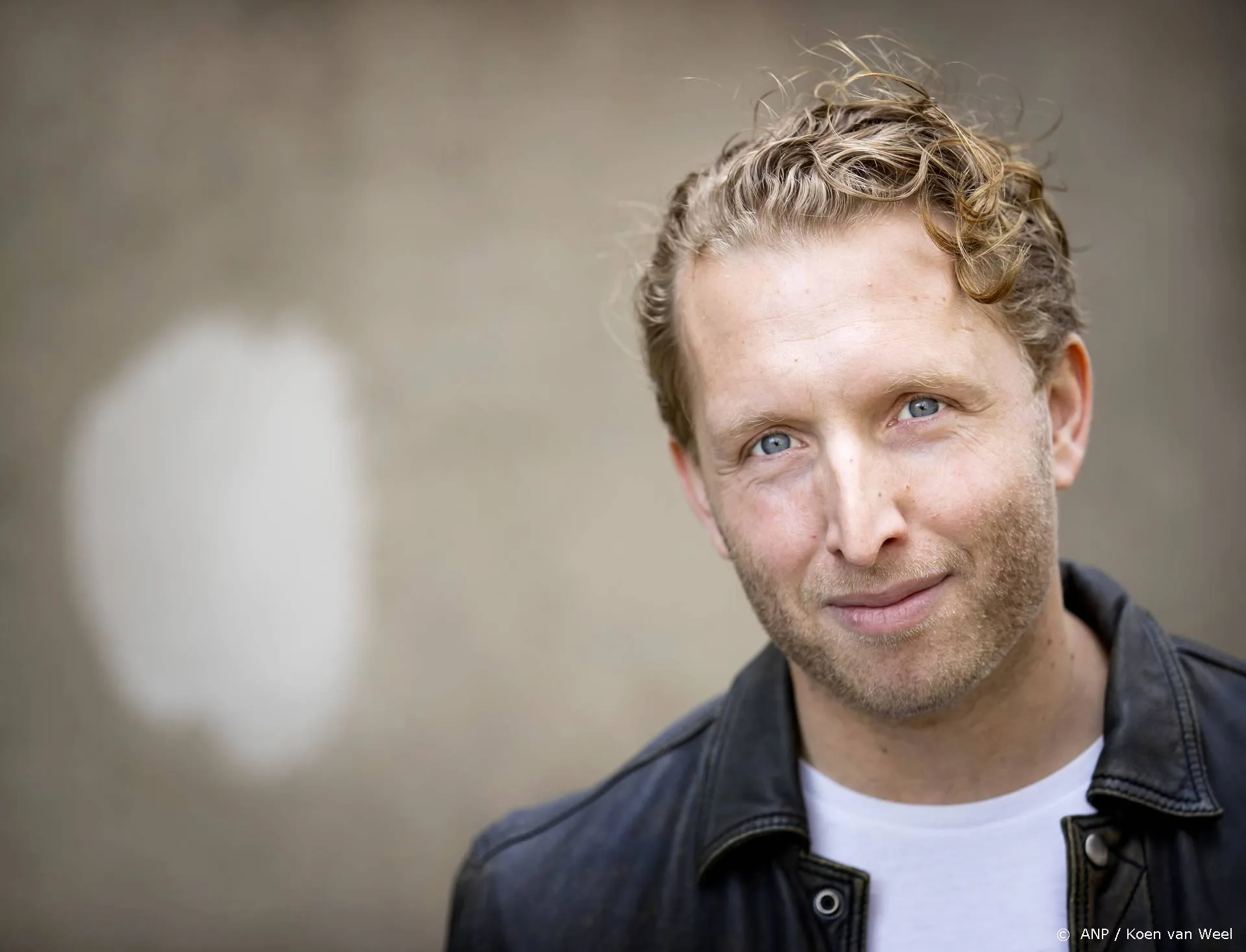 Peter Pannekoek reikt prijs uit bij Gouden Televizier-Ring Gala