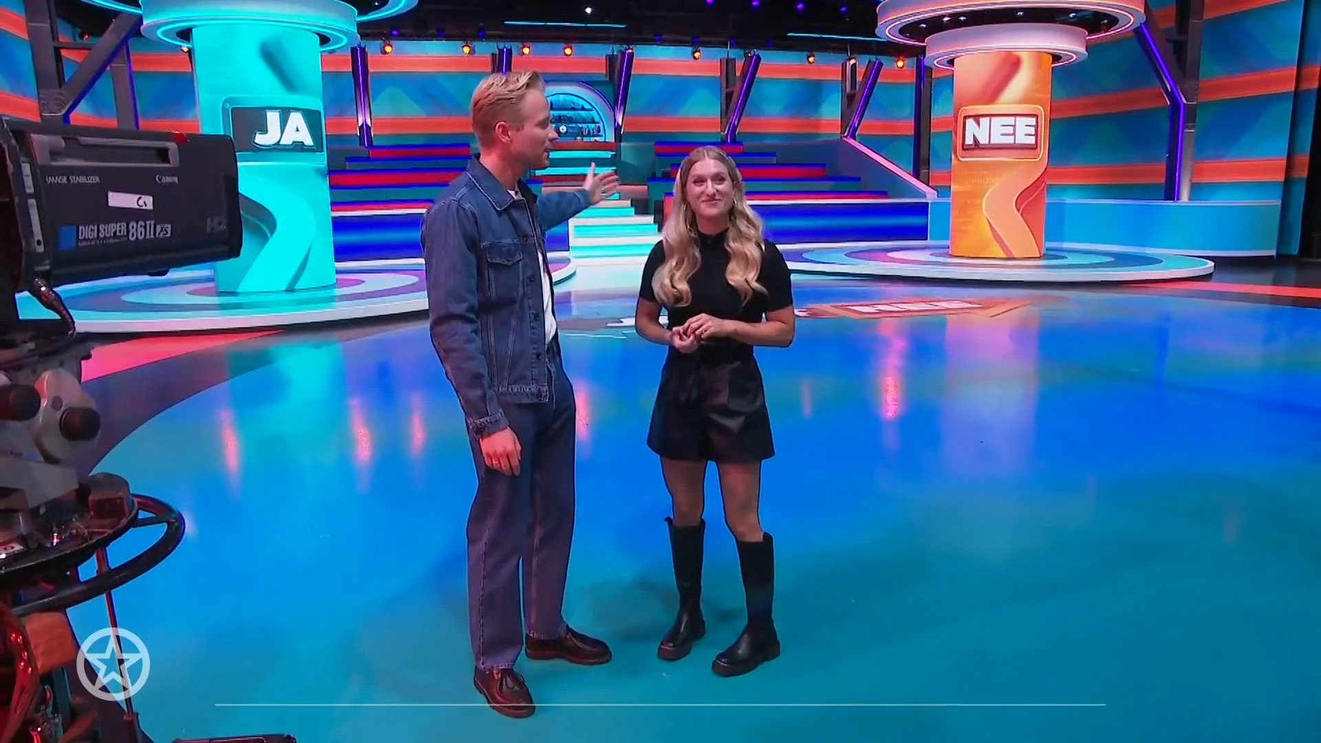 Kalvijn en Britt Dekker geven rondleiding door Ja of Nee?-studio