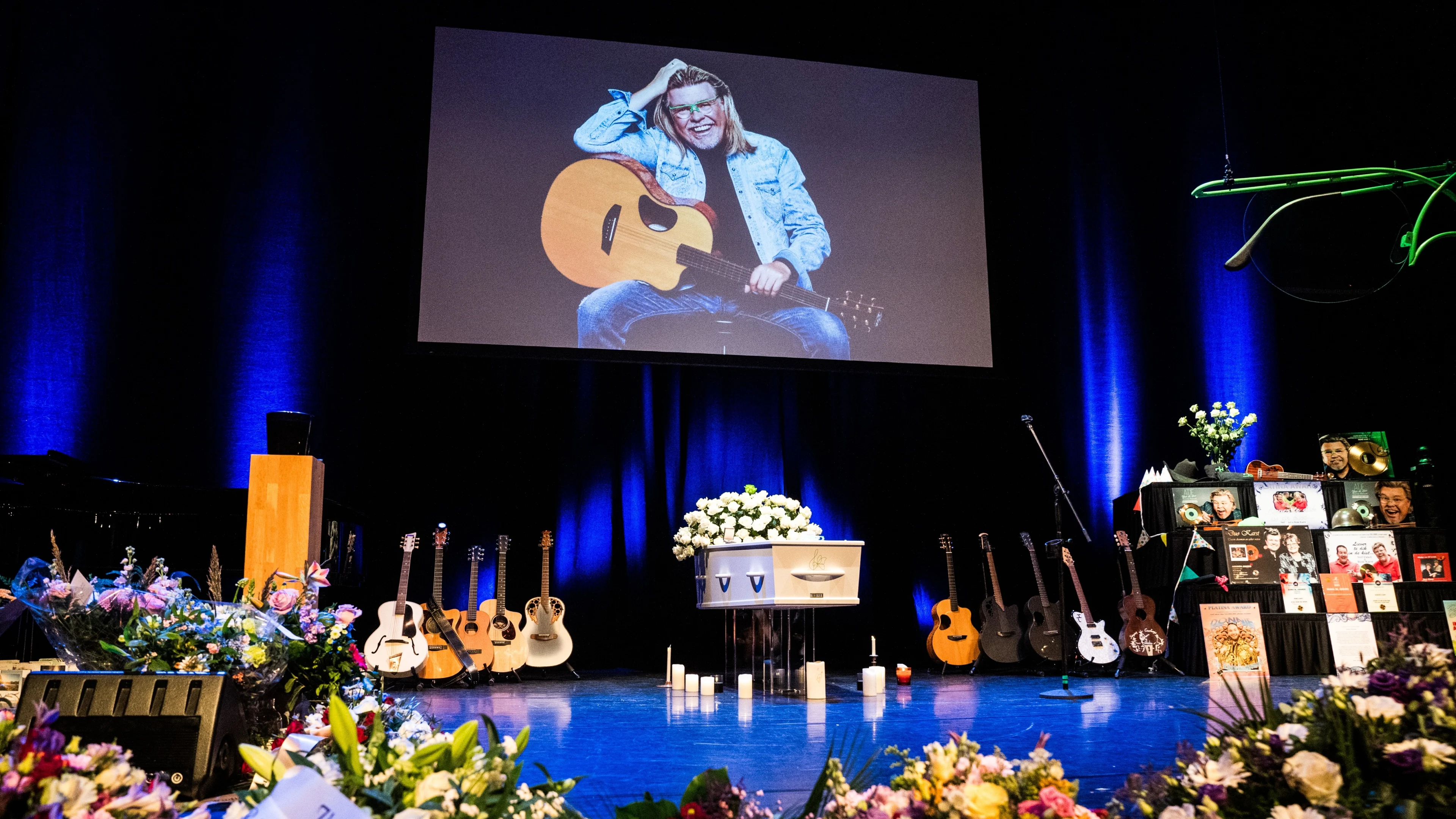 Ruim 1500 fans en (bekende) vrienden brengen laatste groet aan René Karst