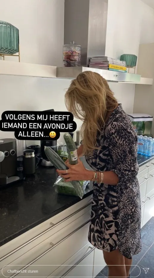 Monique grapt over geslachtsdeel André Hazes