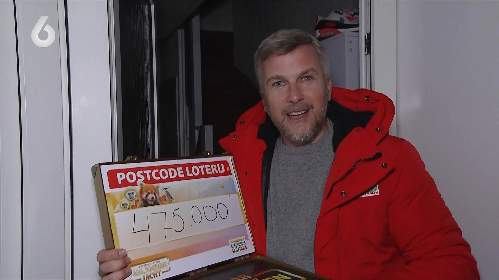 Chaos bij de thuiswinnaar! Buurtbewoner door het dolle heen! (Postcode Loterij Miljoenenjacht)