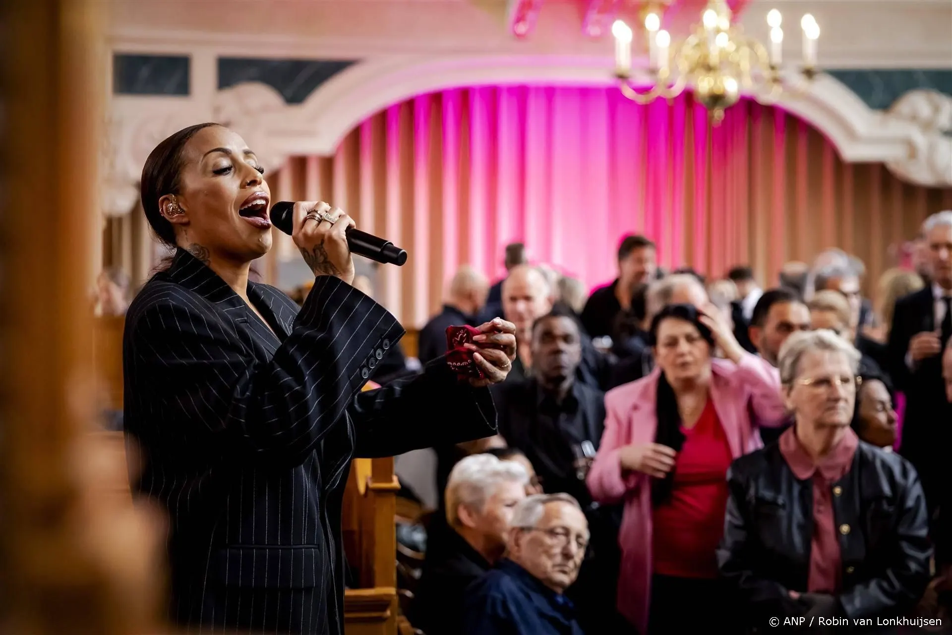 Glennis Grace zingt tijdens emotioneel afscheid 