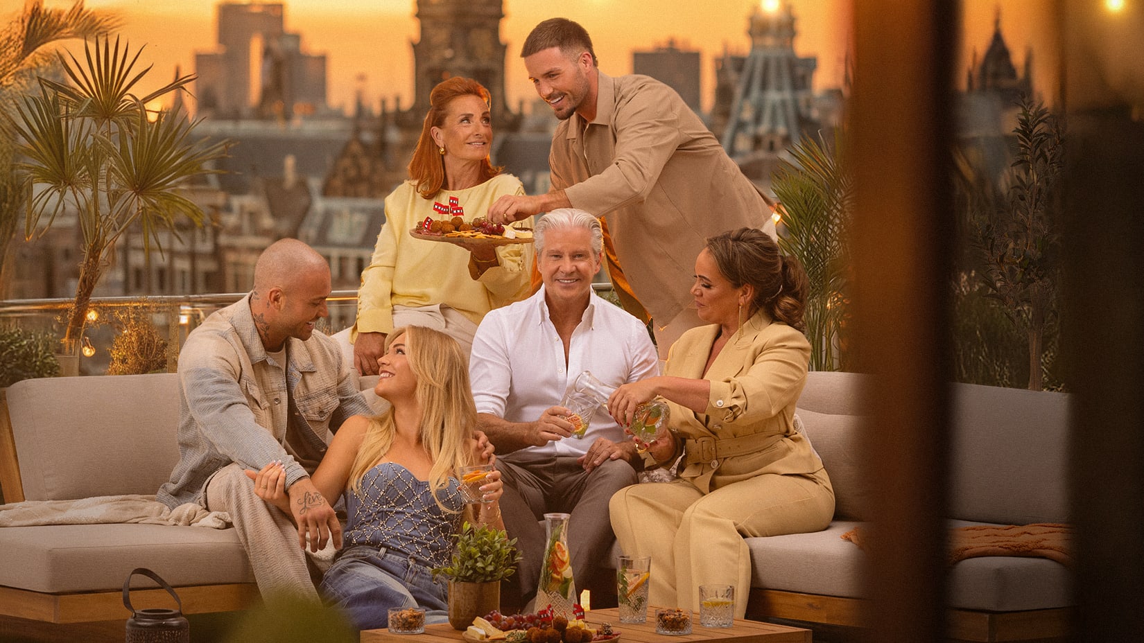 Zien: de gigantische hoeveelheid reisbagage van De Roelvinkjes