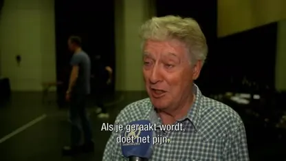 Pia en Johnny kruisen de degens in The Addams Family