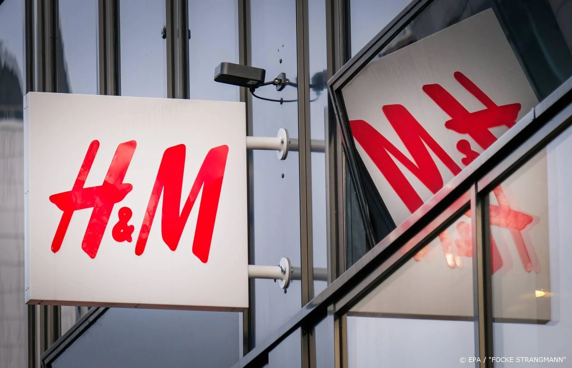 H&amp;M doneert winkelvoorraad shirts aan Nederlandse ic-afdelingen