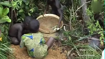 Van Persie en Amhali reiken eerste exemplaar uit aan Sander de Kramer