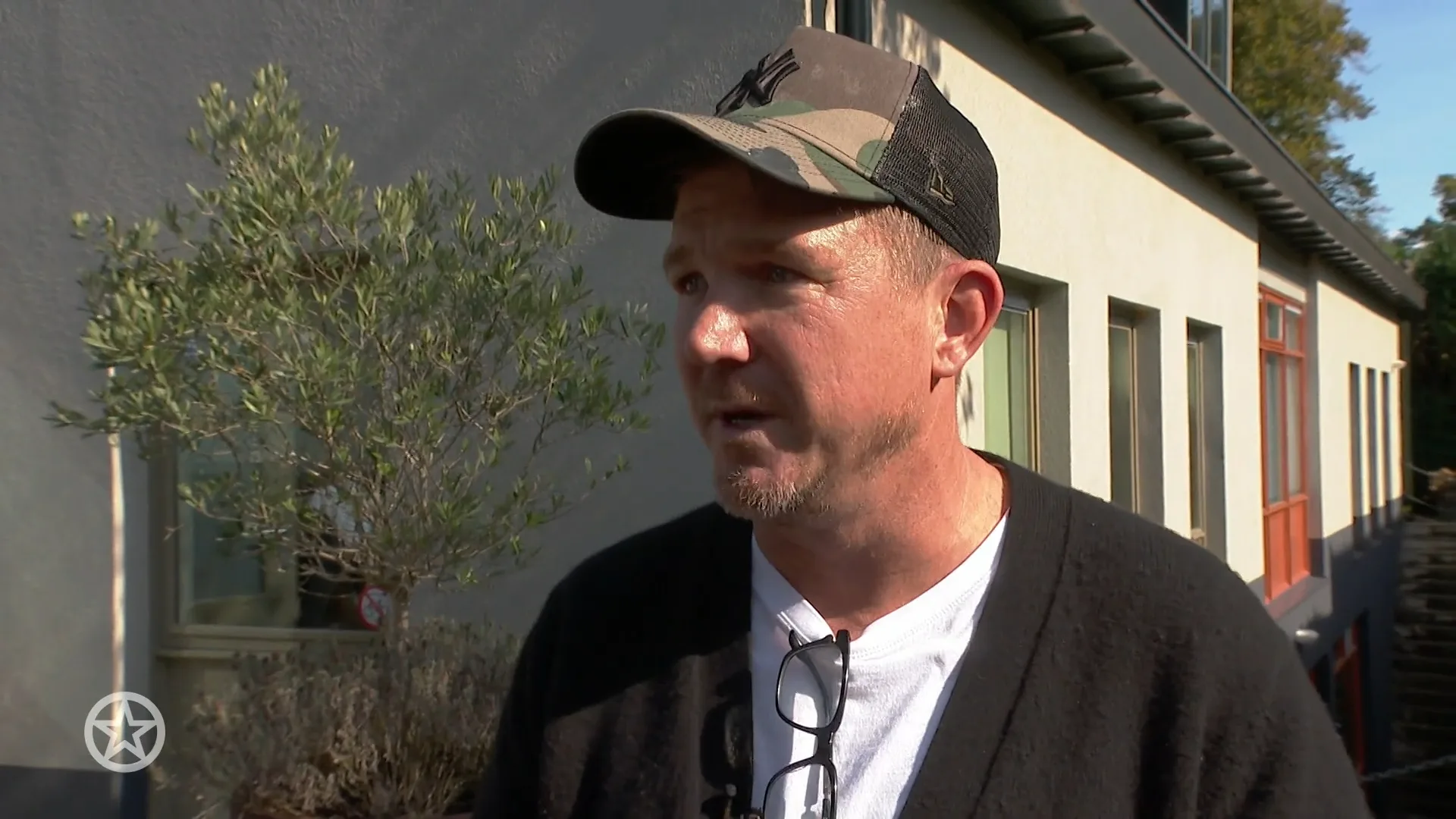 Johnny de Mol laat plekje van gezicht verwijderen