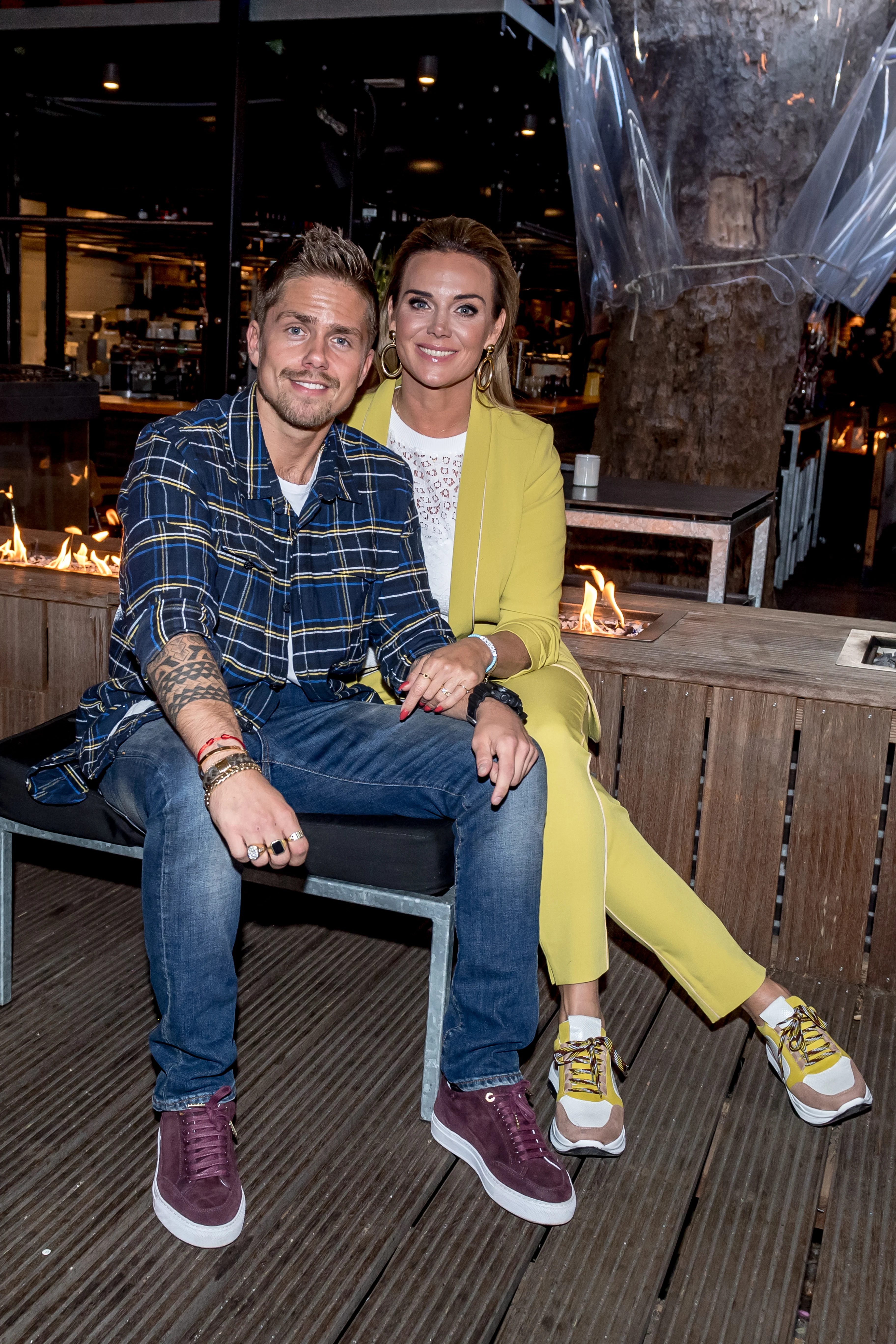 Monique ontroerd door emotioneel cadeau