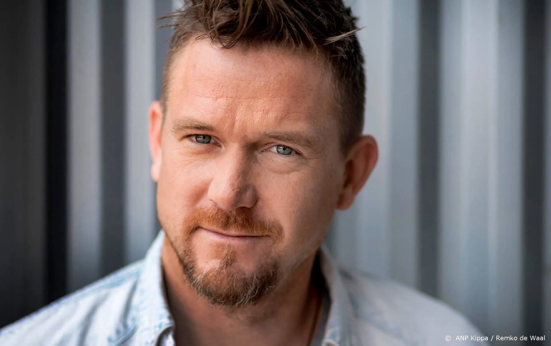 Aantal kijkers talkshow Johnny de Mol gehalveerd