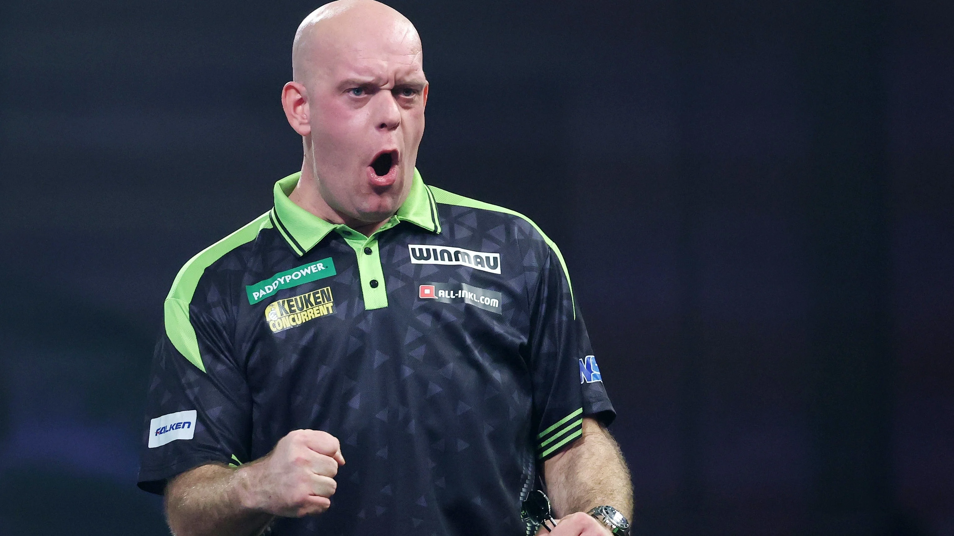 Zien: Michael van Gerwen gaat los op technofeest
