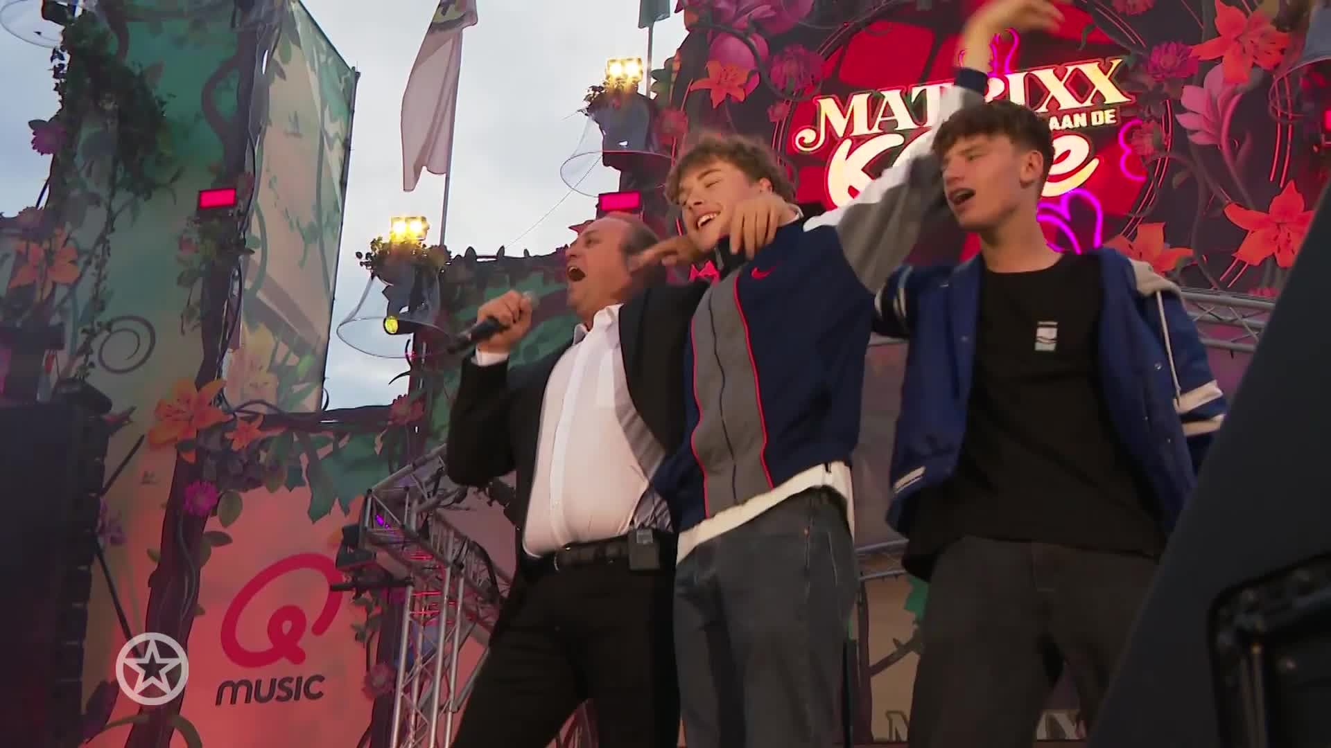 Fans springen podium op bij Frans Bauer