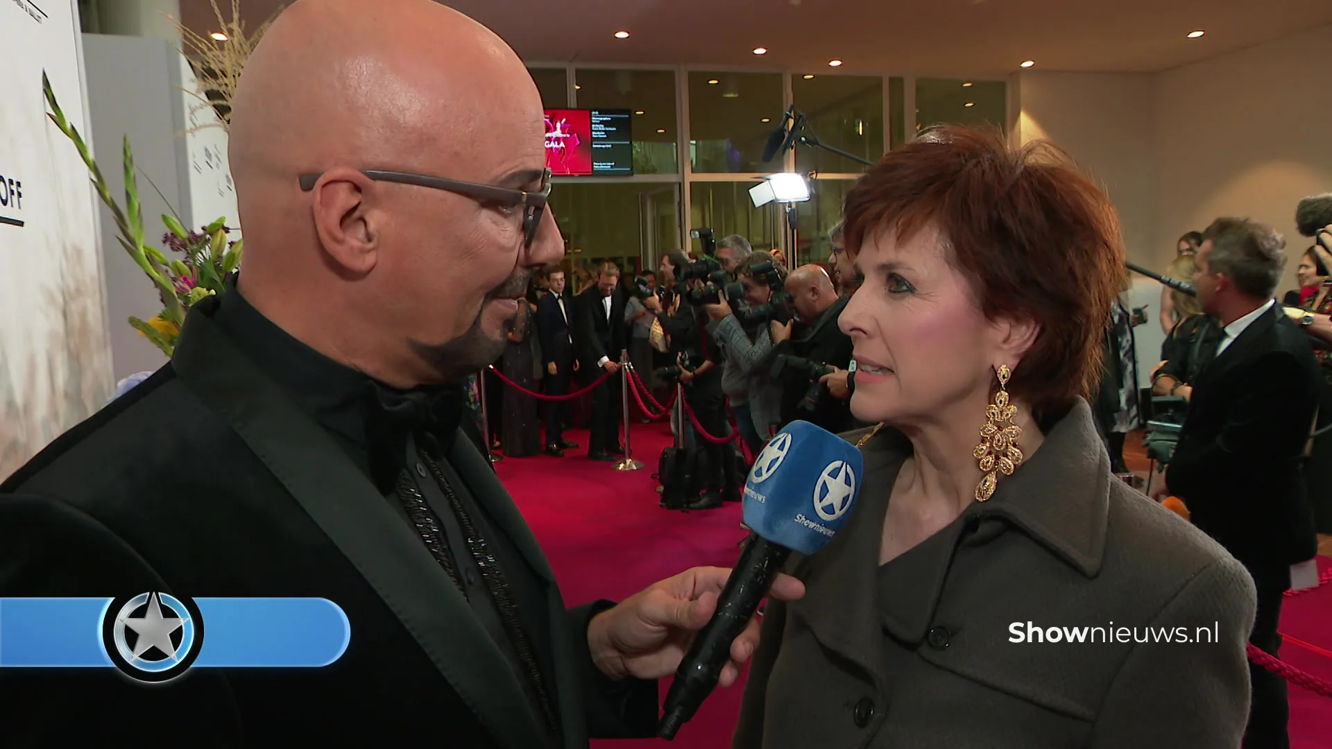 Maik de Boer kijkt zijn ogen uit op rode loper Balletgala