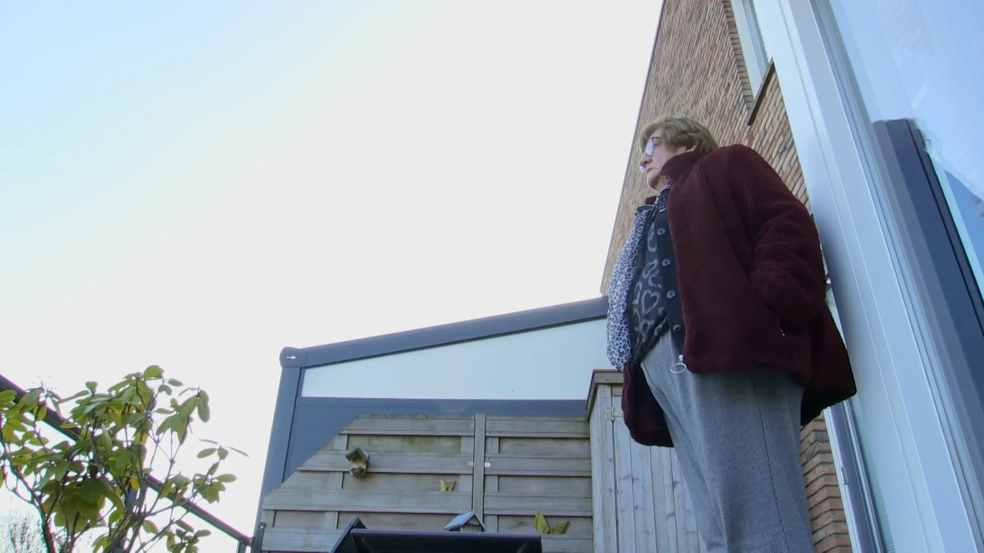 TERRAS van buurvrouw COMPLEET VERPEST door SERRE!