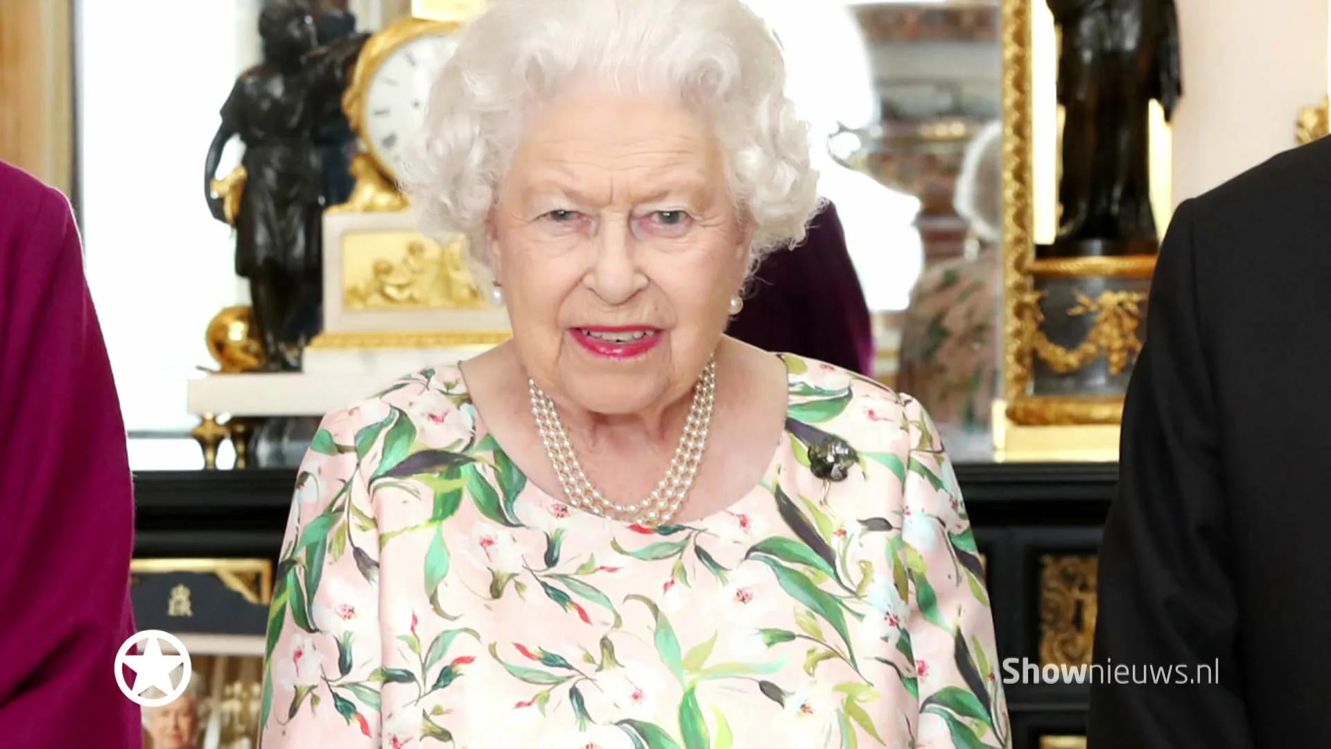 Geeft de Queen geheime hints via haar broches?!