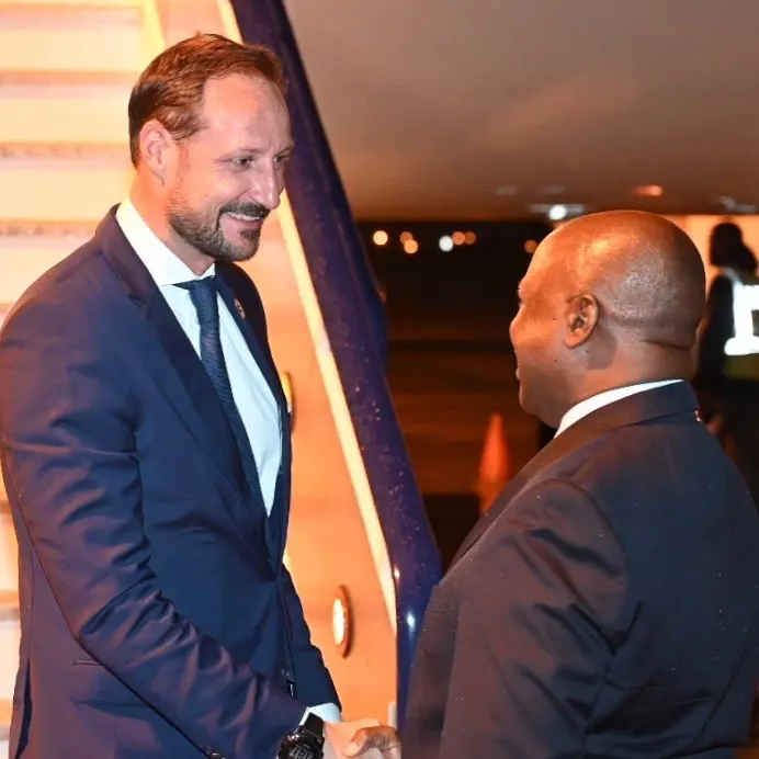 Kroonprins Haakon ruimt de zee op in Mozambique